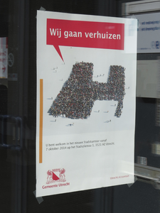 908137 Afbeelding van een affiche met de mededeling 'Wij gaan verhuizen', op het raam van een gemeentekantoor aan de ...